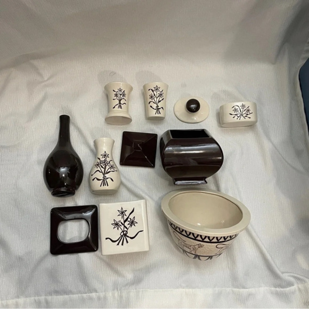Ceramic bathroom decor set